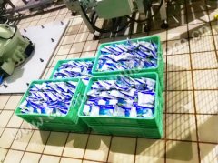 乳品廠使用機器人自動將百利包裝周轉箱流水線案例